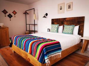 Ένα ή περισσότερα κρεβάτια σε δωμάτιο στο Santa Josefita B&B