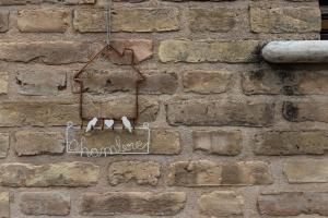 una señal en el costado de una pared de ladrillo en Relais Borgo sul Mare Ospitalità diffusa, en Silvi Paese