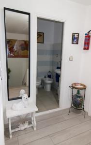 bagno con specchio e servizi igienici di Casa con jardín a 5' de Aranda de Duero a Castrillo de la Vega Altre 17 foto