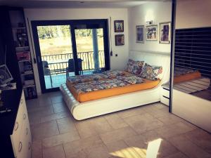 Ένα ή περισσότερα κρεβάτια σε δωμάτιο στο Apartments Afrodita