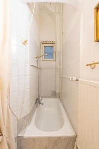 Kúpeľňa v ubytovaní Vintage Elegance MostCentralApt !Váci street!
