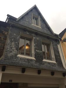 Una casa con dos ventanas en el lateral. en Maison cœur historique Morlaix en Morlaix