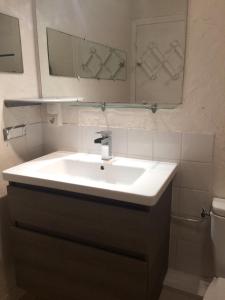 bagno con lavandino bianco e specchio di Maison cœur historique Morlaix a Morlaix