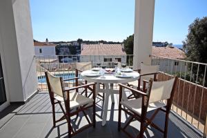 uma mesa e cadeiras numa varanda com vista em Villa Can Bella, 350m zum Strand em Cala Galdana