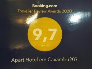 Ein gelbes Schild mit der siebenundsiebenten Nummer. in der Unterkunft Apart Hotel em Caxambu207 in Caxambu