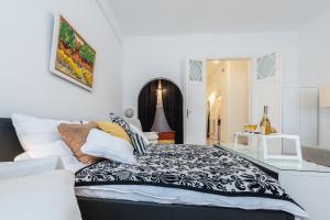 - une chambre avec un grand lit noir et blanc dans l'établissement Vintage Elegance MostCentralApt !Váci street!, à Budapest