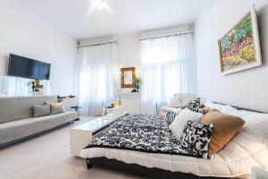 Televízia a/alebo spoločenská miestnosť v ubytovaní Vintage Elegance MostCentralApt !Váci street!
