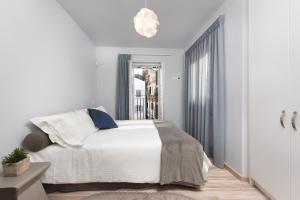 A bed or beds in a room at Volto Kokkini Apartment
