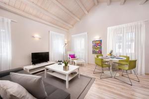 Televízia a/alebo spoločenská miestnosť v ubytovaní Volto Kokkini Apartment