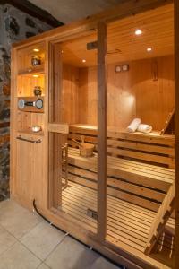 uma sauna com paredes de madeira e piso de madeira em ROUGA Mountain Boutique Suites & Spa em Palaios Agios Athanasios