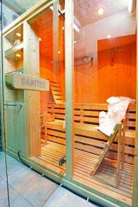uma sauna num edifício com um sinal na janela em ROUGA Mountain Boutique Suites & Spa em Palaios Agios Athanasios
