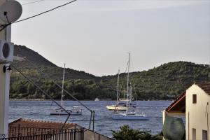 um grupo de barcos flutuando em uma massa de água em Elena Apartments em Vathi