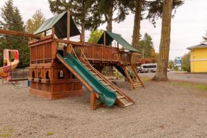 Herní místnost nebo prostor pro děti v ubytování Riverside Resort & RV Park