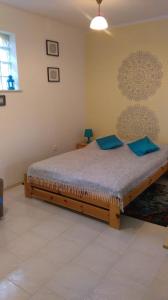 1 dormitorio con 1 cama grande con almohadas azules en Relax Kruklanki, en Kruklanki