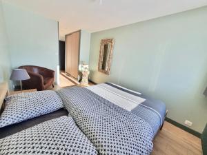 um quarto com uma cama grande num quarto em Les Chamois em Lajoux