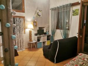 een woonkamer met een bank en een bureau bij Le gite de Coco in Riquewihr