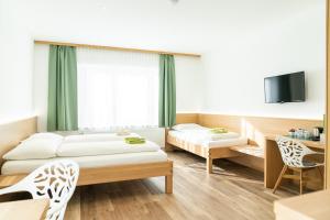 Habitación de hotel con 2 camas y TV en Flöckner B&B en Salzburgo