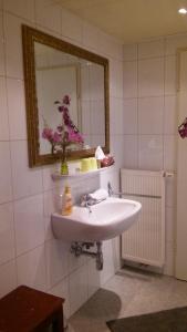 Baðherbergi á Cityhotel Junger Fuchs