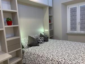 een slaapkamer met een bed, planken en een raam bij Ann Inn in Rome