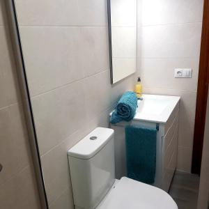 A bathroom at Apartamento Conil Centro y Playa, descanso perfecto, con aire acondicionado y WIFI
