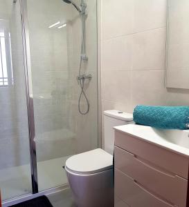 y baño con ducha, aseo y lavamanos. en Apartamento Conil Playa & Centro, perfecto descanso, con Aire Acond y WIFI, en Conil de la Frontera