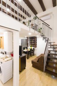 een woonkamer met een trap en een eetkamer bij Sweet getaway loft - new, central & parking in Ljubljana