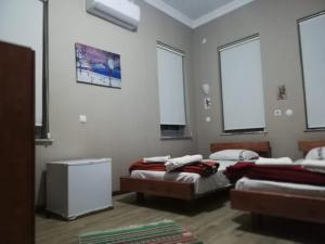een kamer met 2 bedden en 2 ramen bij Gizli Bahçe in Antalya