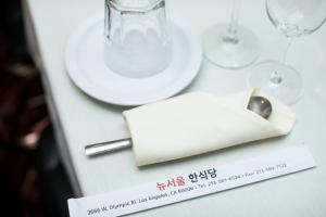 a table with plates and glasses and a napkin at Olyver Hotel in Los Angeles