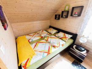 トシェンサチにあるDomki Zaciszeの小さな部屋(ベッド1台付)