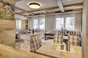 Restoran või mõni muu söögikoht majutusasutuses Hotel-Restaurant Bike&Snow Lederer