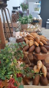 ein Buffet mit Brot und Gebäck auf dem Tisch in der Unterkunft LAMITA in Madschdal Schams