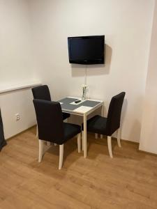 Televízia a/alebo spoločenská miestnosť v ubytovaní Frýdecká Apartments
