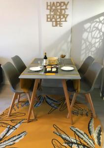 クアルテイラにあるPaz na Areiaのテーブル(2皿、ワイン1本付)