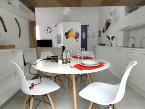 ラスパルマス・デ・グランカナリアにあるLoft Australiaの白いテーブルと椅子が備わるキッチン