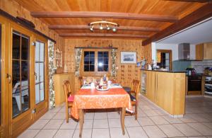 uma cozinha e sala de jantar com mesa e cadeiras em le castor em Morgins