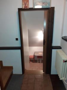 ハルラホフにあるApartmán Schovánekのテーブル付きの部屋へとつながるドア