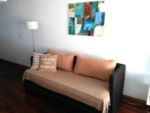 um sofá numa sala de estar com um cartaz em M & C Suites em Buenos Aires
