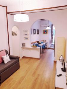 een woonkamer met een bank en een tafel bij Ca'la Luna - in centro con terrazza in Riomaggiore