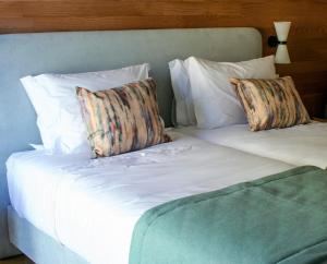 
A bed or beds in a room at Cascais City & Beach Hotel

