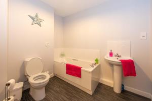 Koupelna v ubytování PREMIER - Wishaw En-Suite Apartment