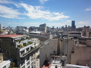 eine Luftansicht einer Stadt mit Gebäuden in der Unterkunft Studio Suipacha in Buenos Aires