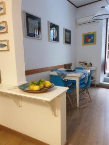 a room with a table with a plate of fruit on it at Ca'la Luna - in centro con terrazza in Riomaggiore