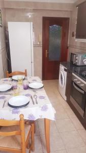 uma cozinha com uma mesa com pratos em LAS MARGARITAS em Gijón