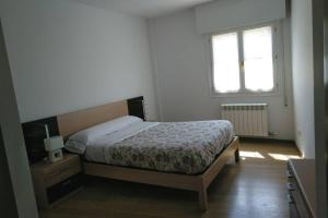 sypialnia z łóżkiem i oknem w obiekcie BONITO ALOJAMIENTO EN BRIONES w mieście Briones