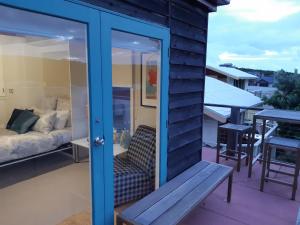坎貝爾港的住宿－中港2號公寓，阳台的滑动玻璃门,带长凳