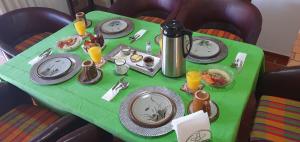 einem grünen Tisch mit Teller mit Lebensmitteln darauf in der Unterkunft La Posada Del Tepeyac in La Paz