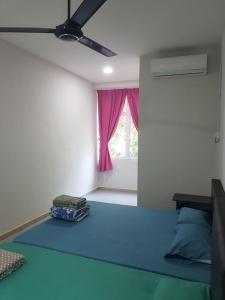 Giường trong phòng chung tại langkawi homestay murah empat bilik