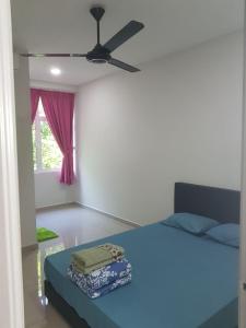 Tempat tidur dalam kamar di langkawi homestay murah empat bilik