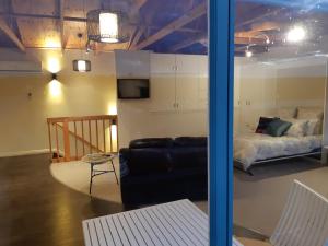 坎貝爾港的住宿－中港2號公寓，客厅配有沙发和1张床