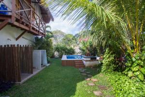 un patio trasero con una piscina y una palmera en Casa Nona Azul, en Cancún
